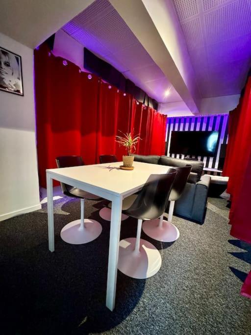 Experience Cinema Immersif Dans Appartement Renove Pres De Montmartre Paris Bagian luar foto